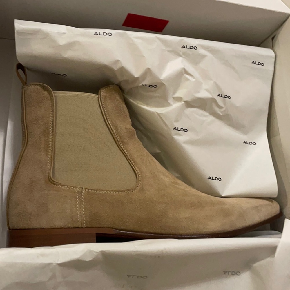 Aldo Leather Chelsea boots color: Tan Size: Men’s 9.5